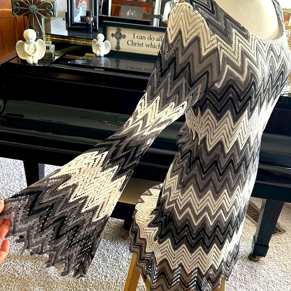 LIKE⭐️NEW CHEVRON DRESS🖤Black, Gray & White by Nicole Marie Bell Sleeves Medium - Picture 2 of 10